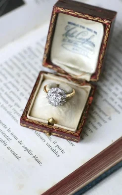 Bague Marguerite or jaune diamants coussin 1.68 Cts