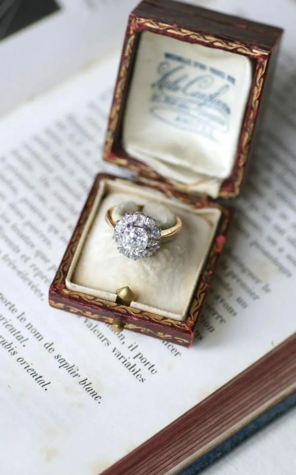Bague Marguerite or jaune diamants coussin 1.68 Cts