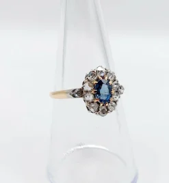 Bague marguerite or jaune, saphir synthétique et diamants (circa 1900)