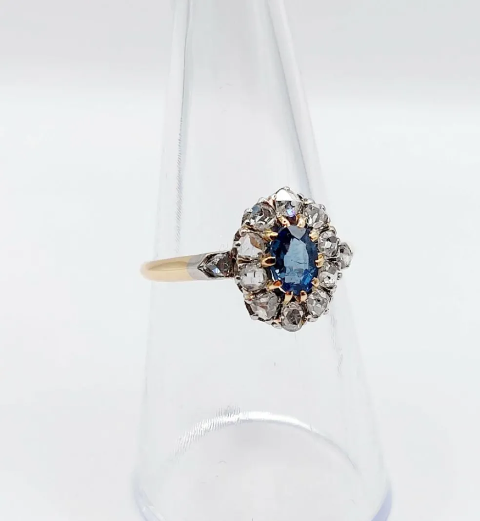Bague marguerite or jaune, saphir synthétique et diamants (circa 1900)