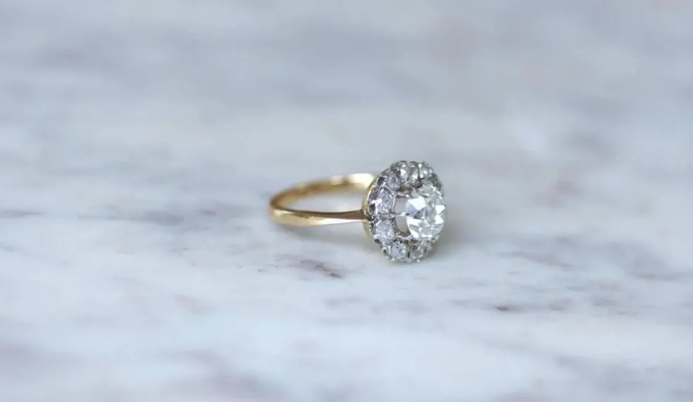 Bague Marguerite or jaune diamants coussin 1.68 Cts