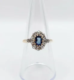 Bague marguerite or jaune, saphir synthétique et diamants (circa 1900)