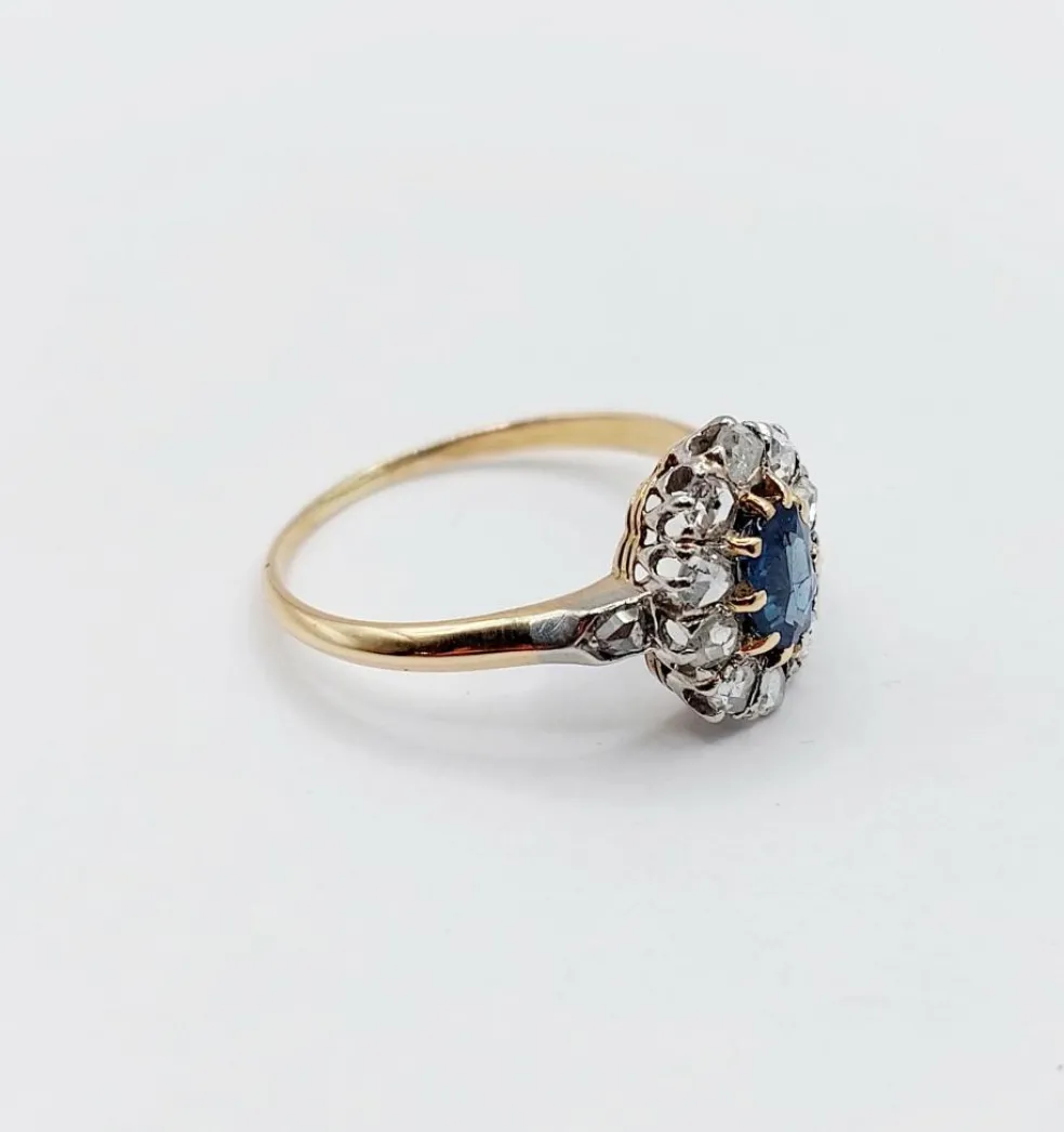 Bague marguerite or jaune, saphir synthétique et diamants (circa 1900)