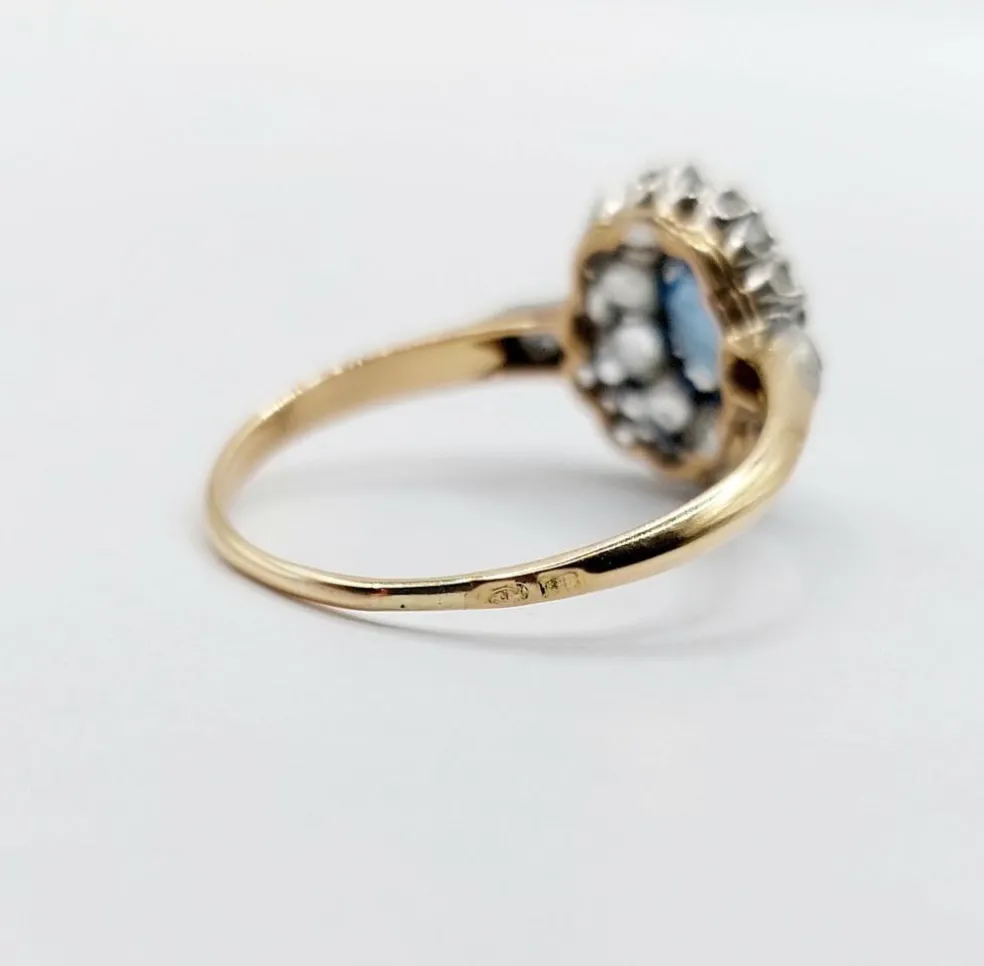 Bague marguerite or jaune, saphir synthétique et diamants (circa 1900)