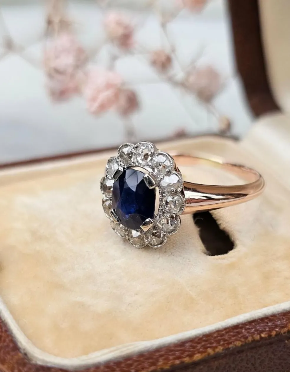 Bague Marguerite Or rose, Platine, Saphir, Diamants