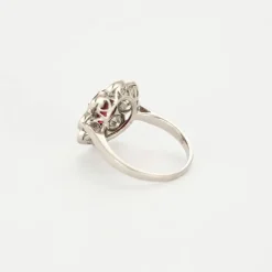Bague marguerite platine et or blanc, rubis et diamants
