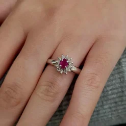 Bague marguerite rubis diamants or blanc