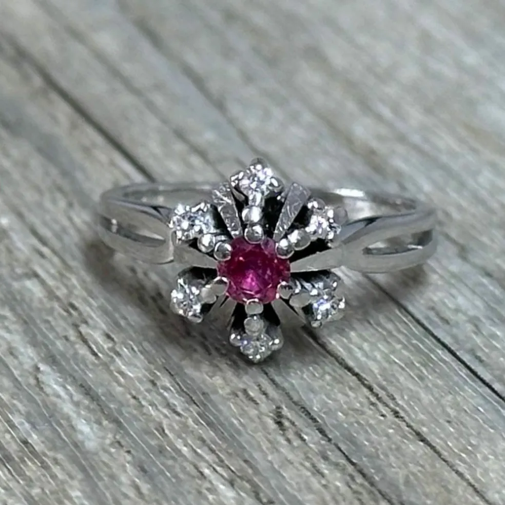Bague marguerite rubis diamants