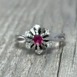 Bague marguerite rubis diamants
