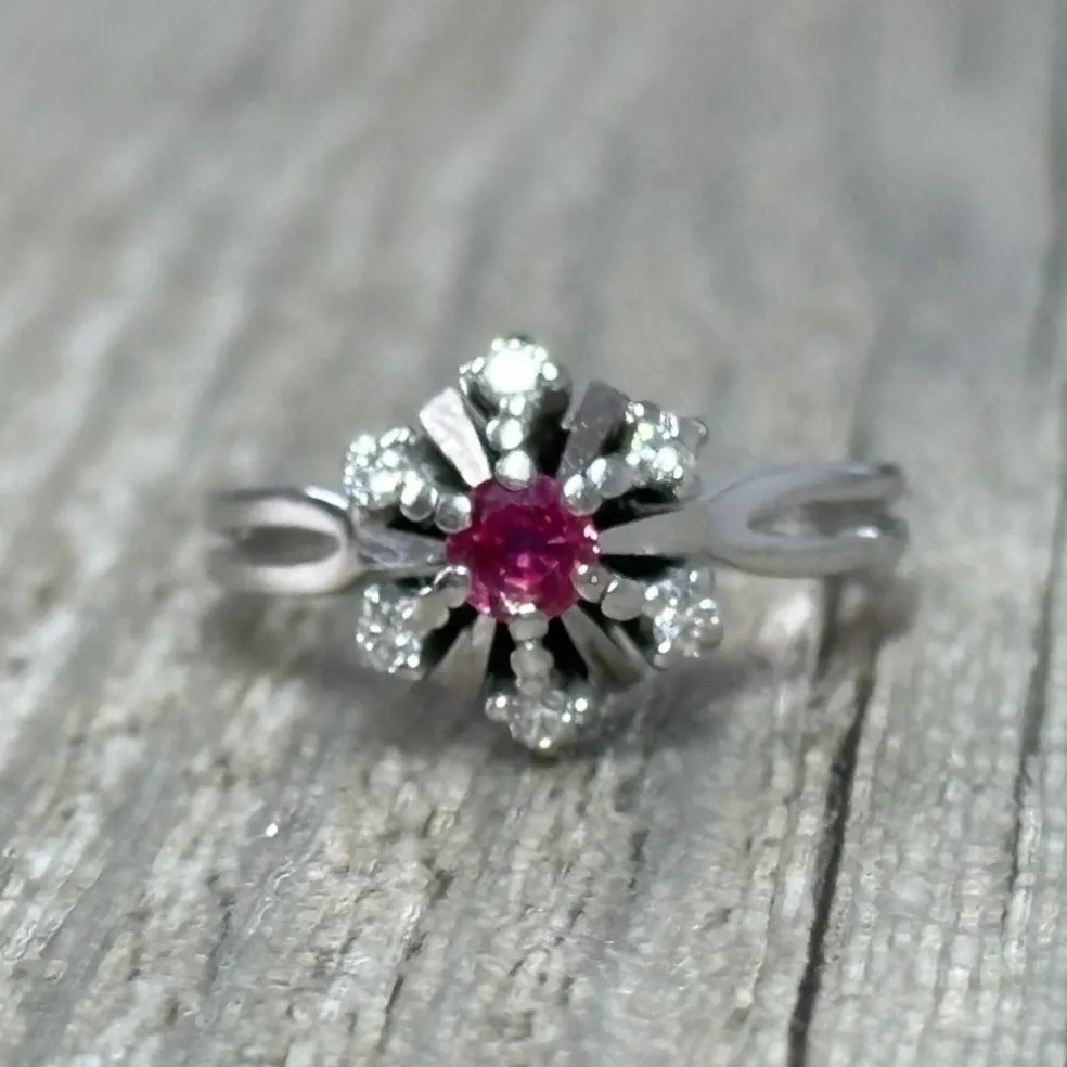 Bague marguerite rubis diamants