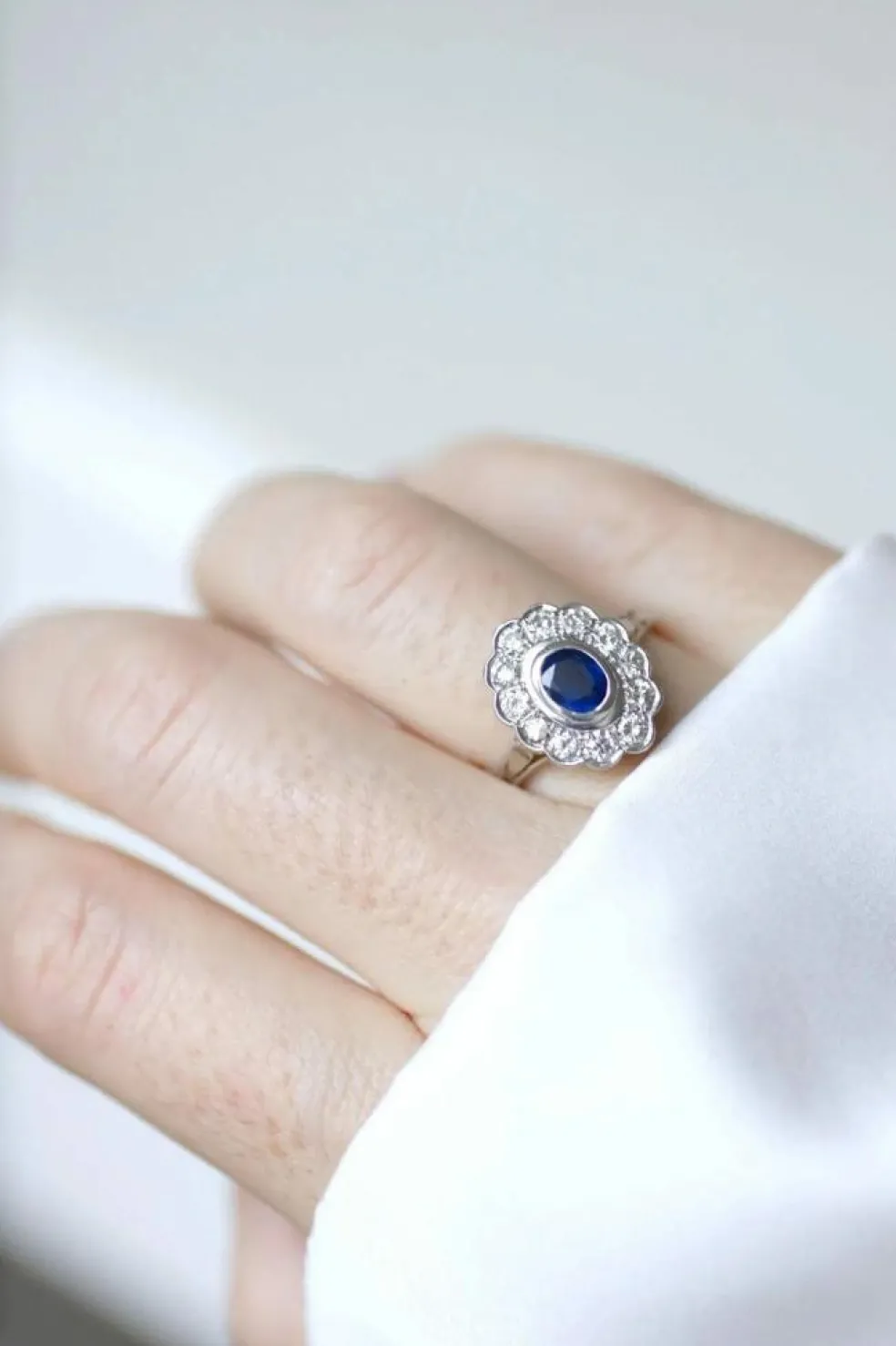 Bague marguerite saphir entourage diamants