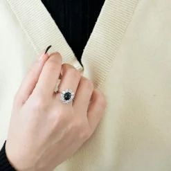 BAGUE MARGUERITE SAPHIR ET DIAMANTS.