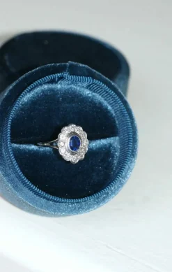 Bague marguerite saphir entourage diamants