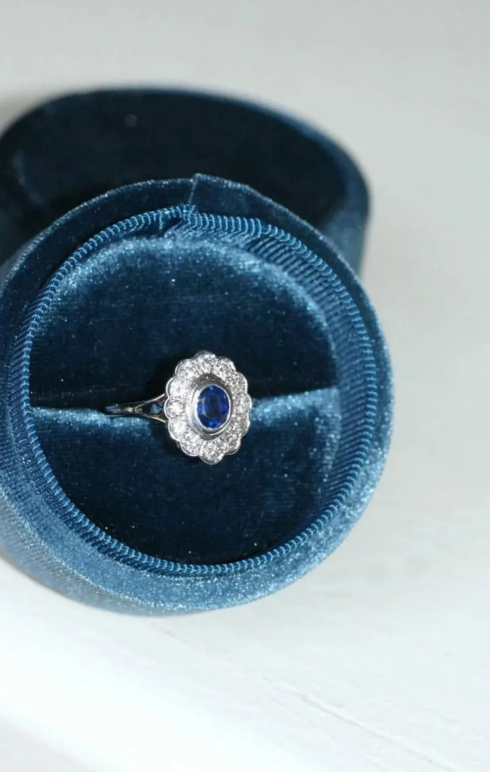 Bague marguerite saphir entourage diamants