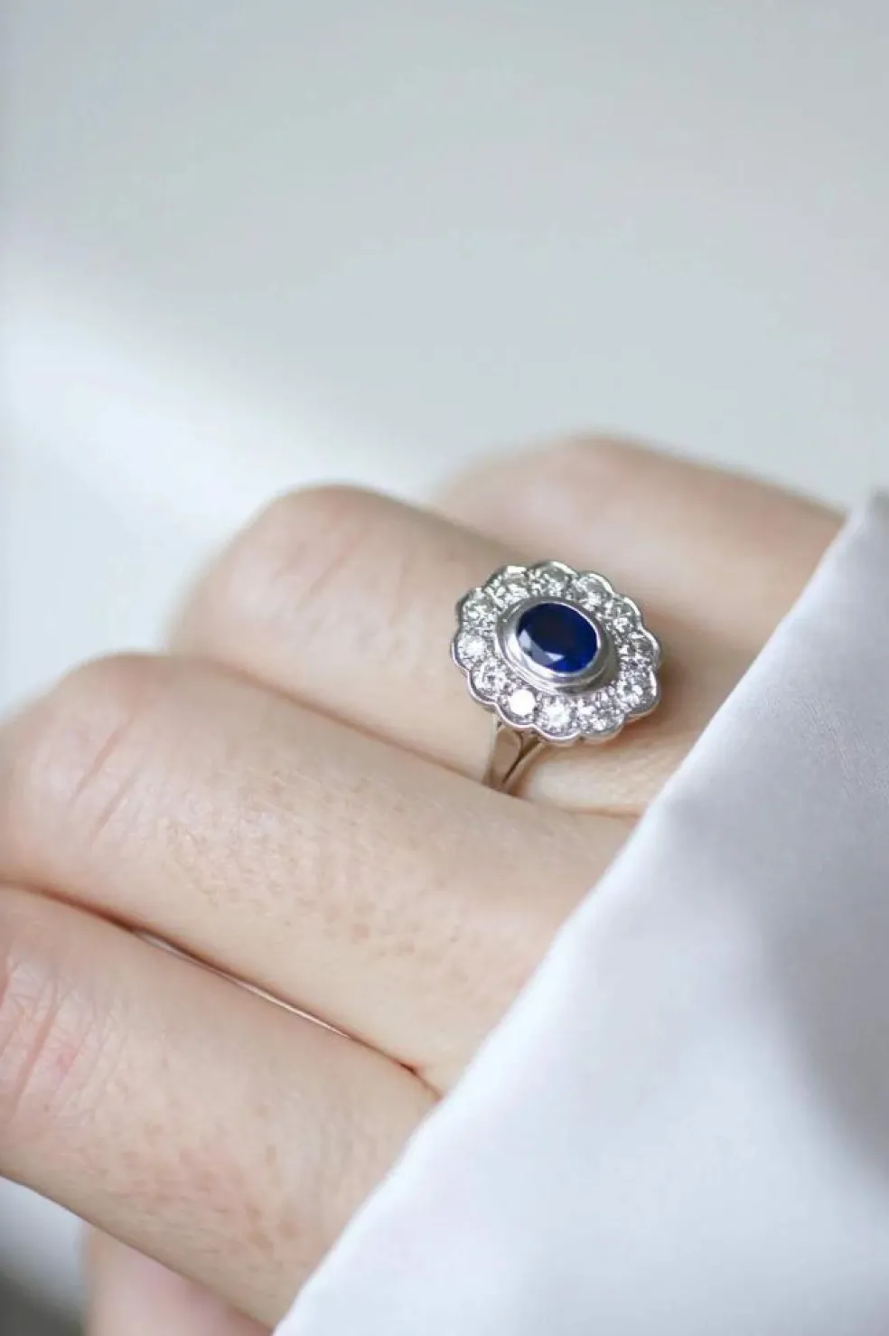 Bague marguerite saphir entourage diamants