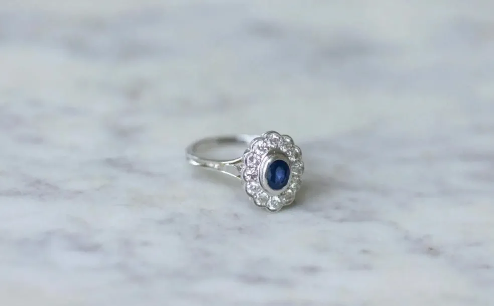 Bague marguerite saphir entourage diamants