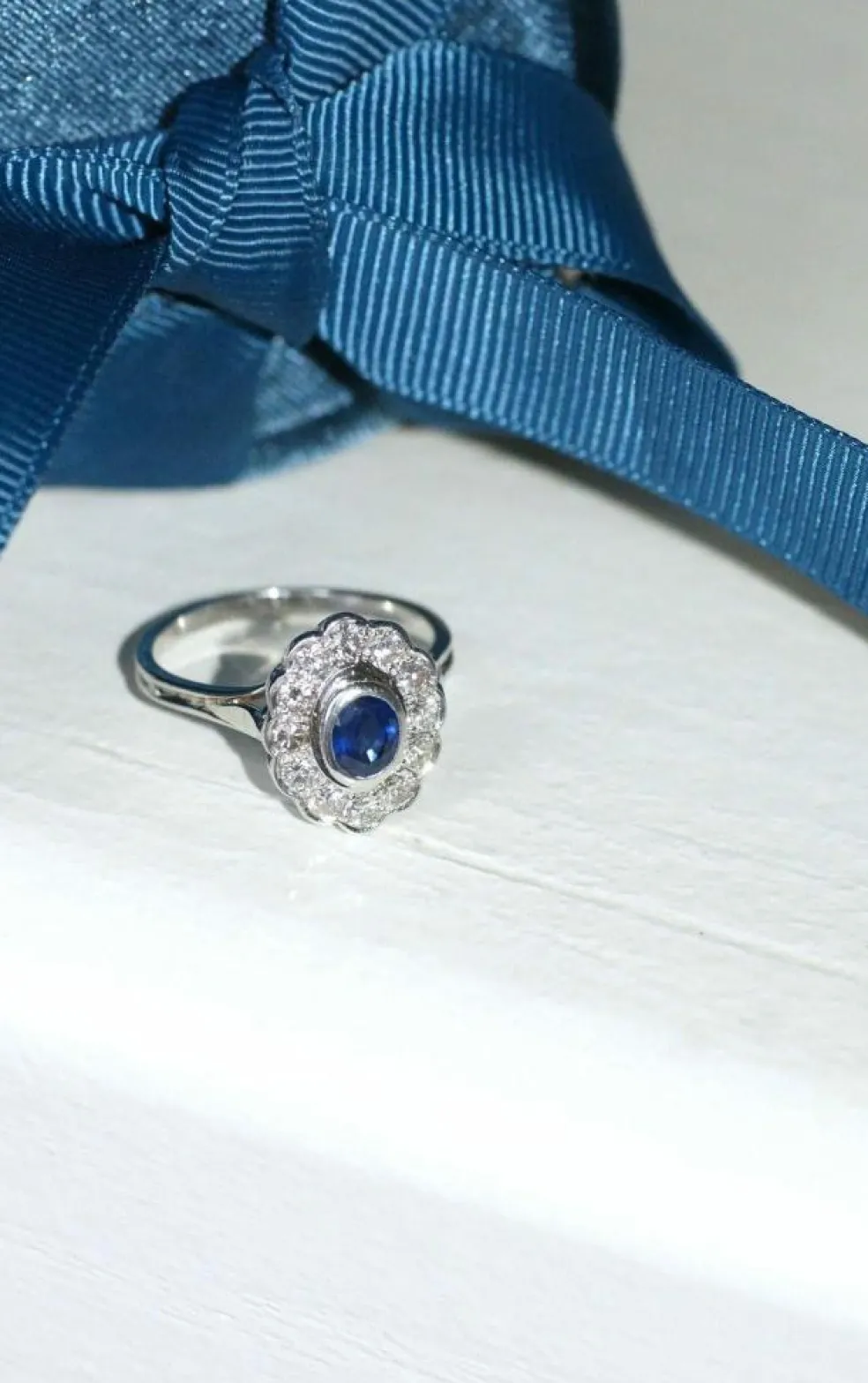 Bague marguerite saphir entourage diamants