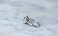 Bague marguerite saphir entourage diamants