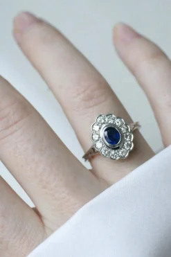 Bague marguerite saphir entourage diamants