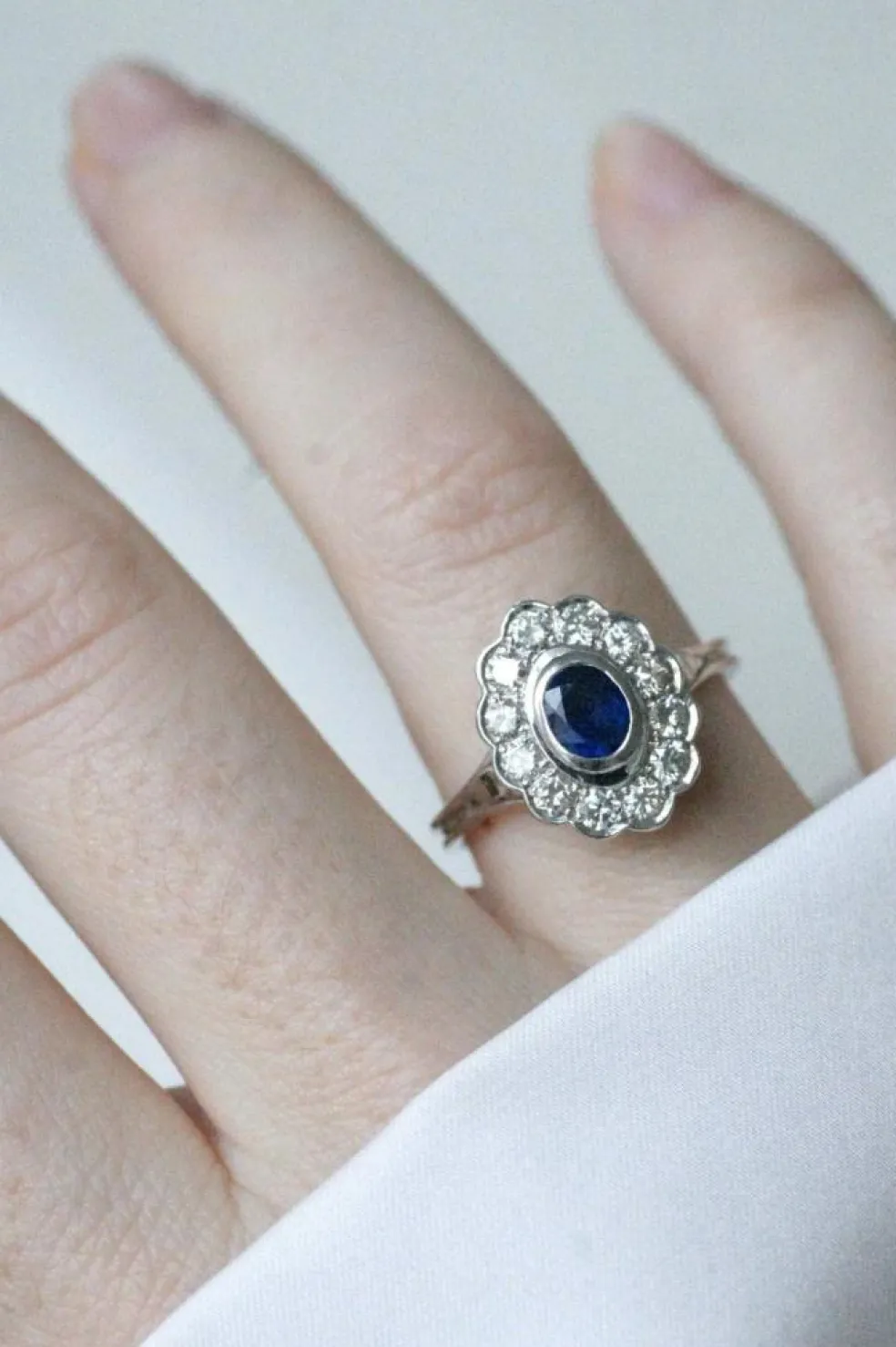 Bague marguerite saphir entourage diamants