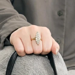 Bague marquise en or jaune et or gris, diamants