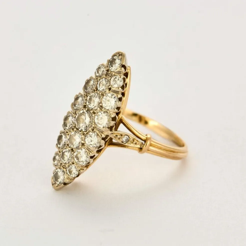 Bague marquise en or jaune et or gris, diamants