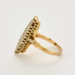 Bague marquise en or jaune et or gris, diamants