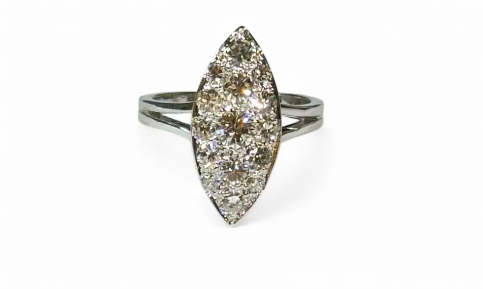 Bague marquise ancienne en or blanc et diamants