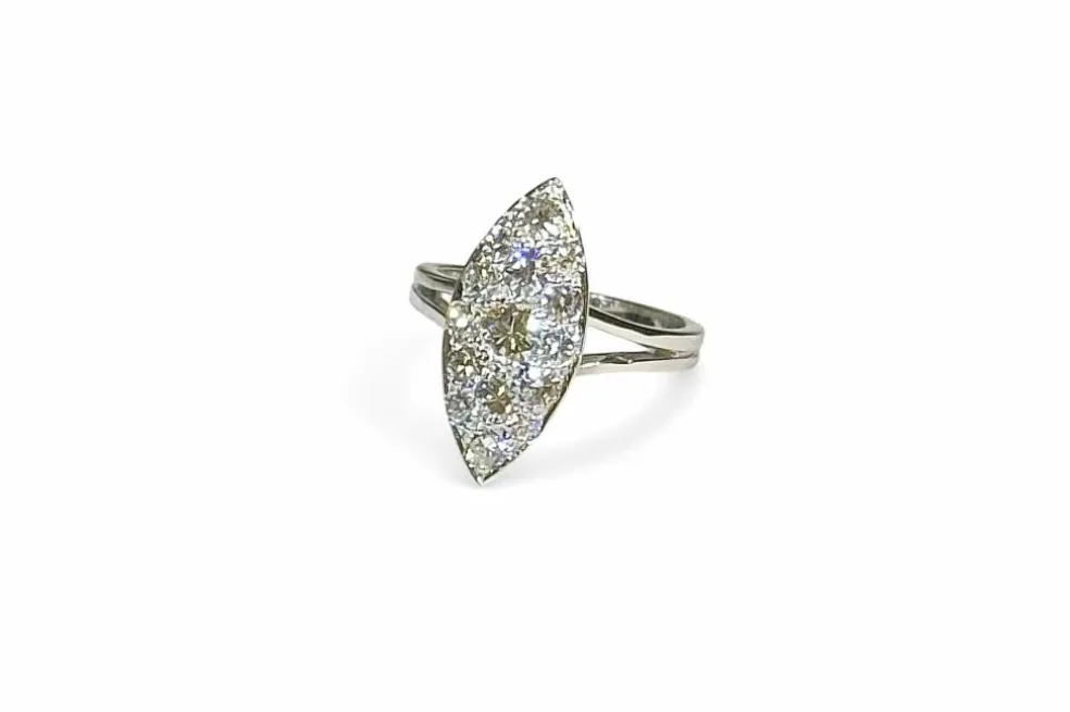 Bague marquise ancienne en or blanc et diamants