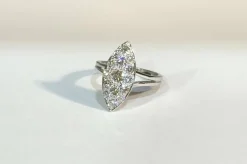 Bague marquise ancienne en or blanc et diamants