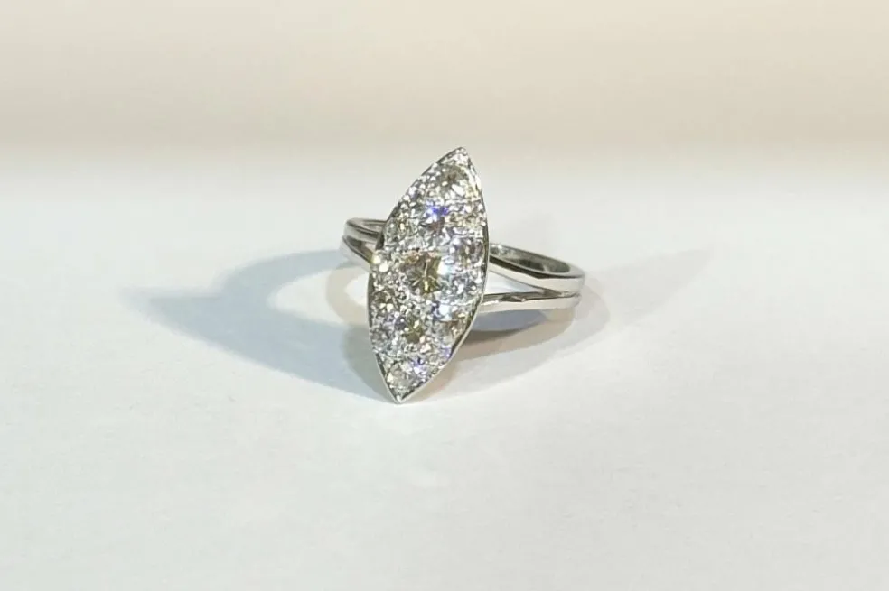 Bague marquise ancienne en or blanc et diamants