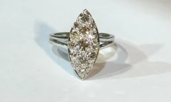 Bague marquise ancienne en or blanc et diamants