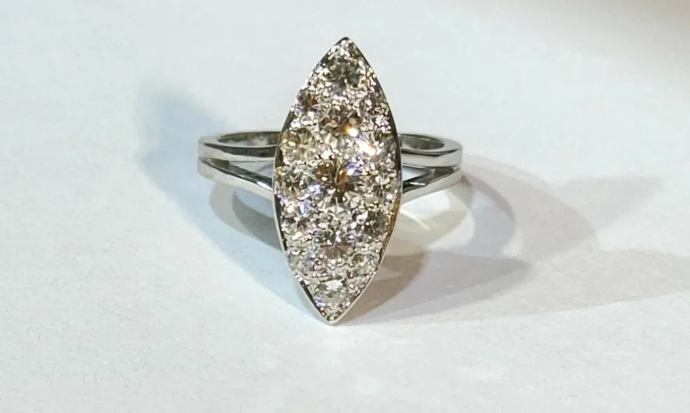 Bague marquise ancienne en or blanc et diamants