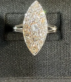 Bague marquise ancienne en or blanc et diamants