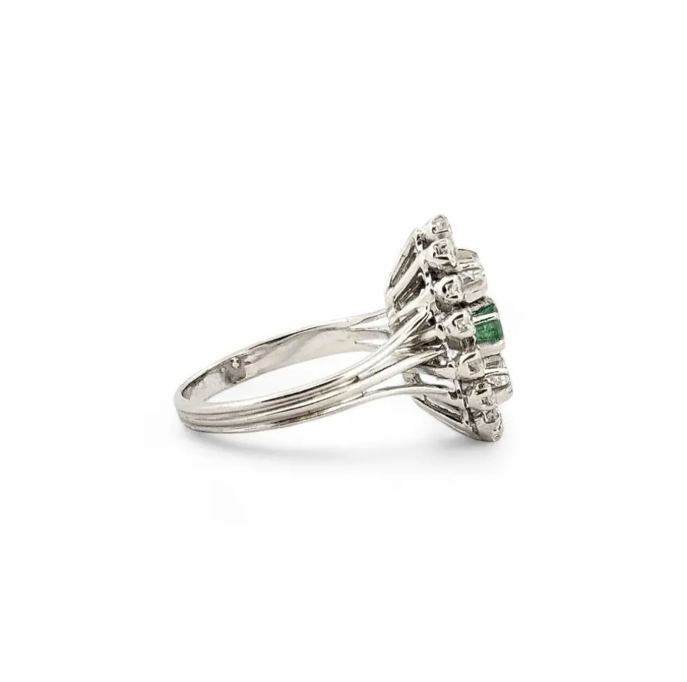 Bague marquise ancienne or blanc diamants, émeraude
