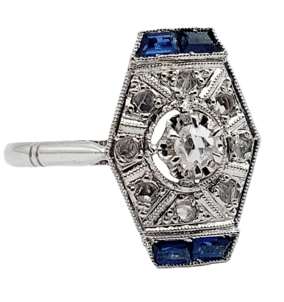 Bague marquise art deco or blanc 18k et platine ornée de diamants taille roses et de saphir calibrés dans une monture géométrique