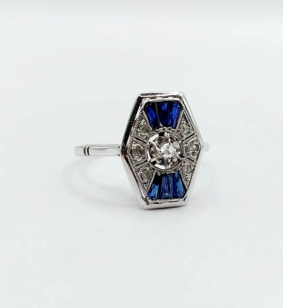 Bague marquise art deco or blanc 18k et platine ornée de diamants taille roses et de saphir calibrés dans une monture géométrique
