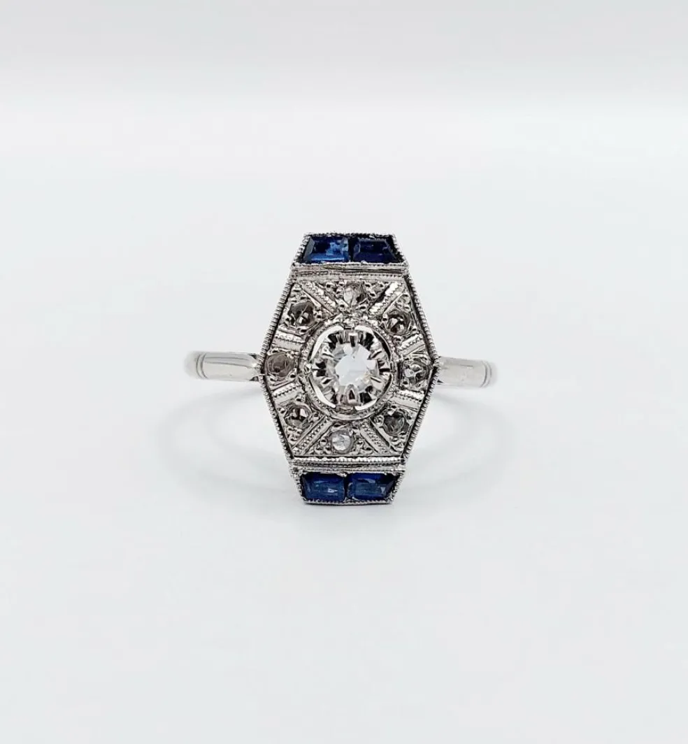 Bague marquise art deco or blanc 18k et platine ornée de diamants taille roses et de saphir calibrés dans une monture géométrique