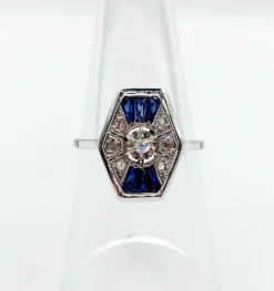 Bague marquise art deco or blanc 18k et platine ornée de diamants taille roses et de saphir calibrés dans une monture géométrique