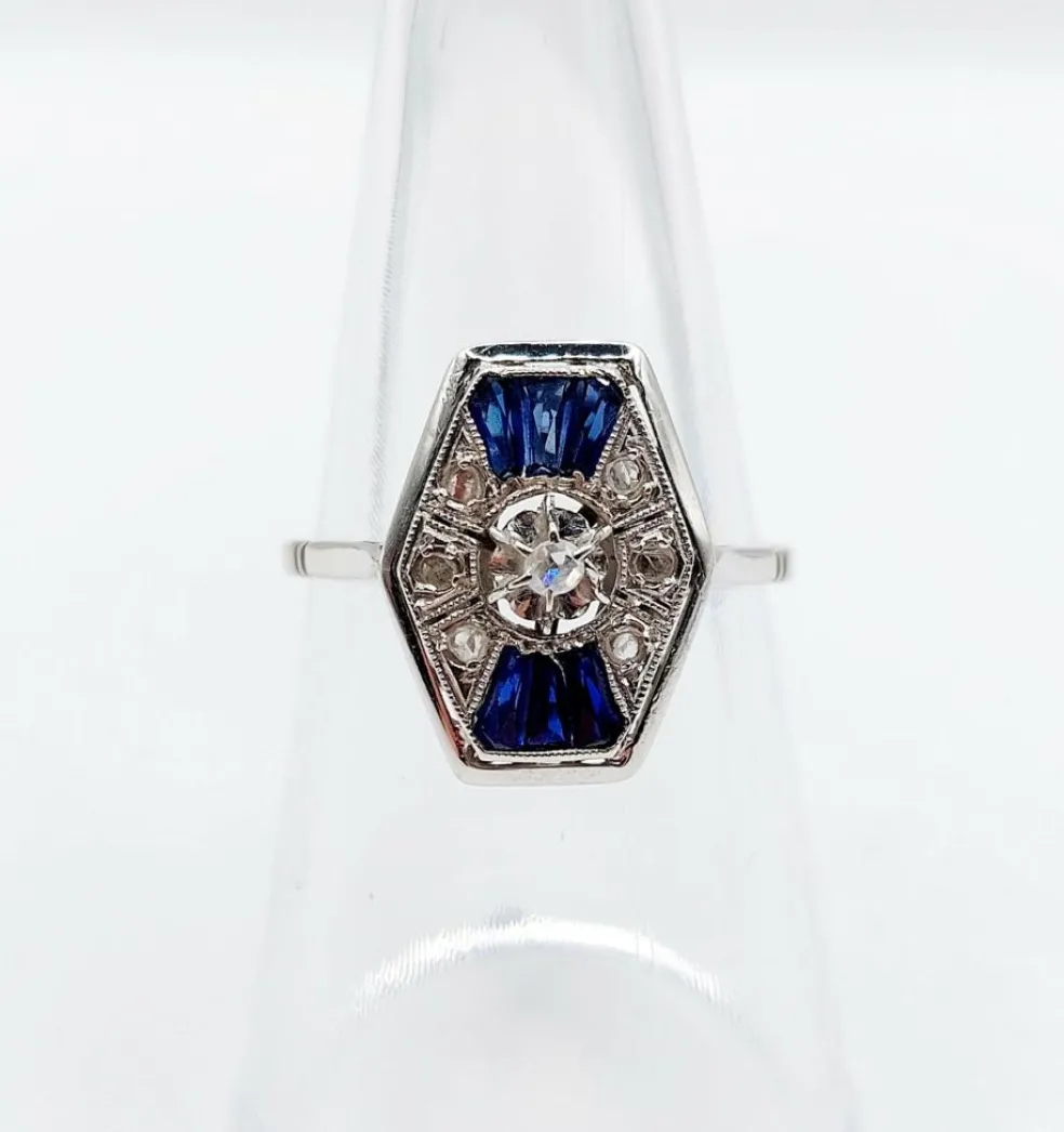 Bague marquise art deco or blanc 18k et platine ornée de diamants taille roses et de saphir calibrés dans une monture géométrique