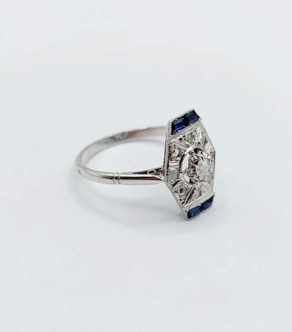 Bague marquise art deco or blanc 18k et platine ornée de diamants taille roses et de saphir calibrés dans une monture géométrique