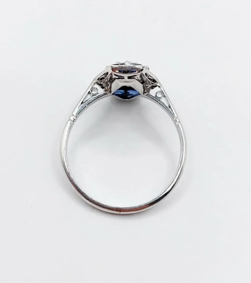 Bague marquise art deco or blanc 18k et platine ornée de diamants taille roses et de saphir calibrés dans une monture géométrique