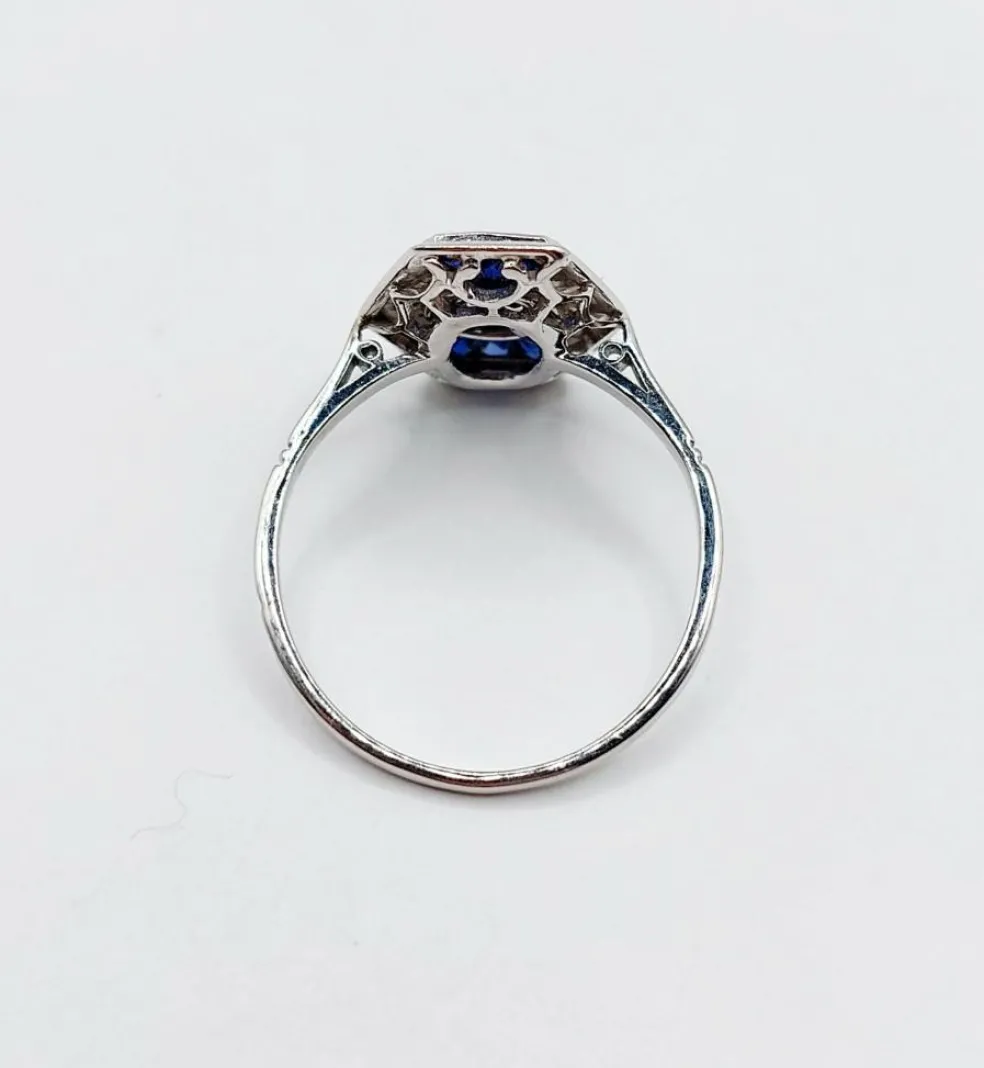 Bague marquise art deco or blanc 18k et platine ornée de diamants taille roses et de saphir calibrés dans une monture géométrique