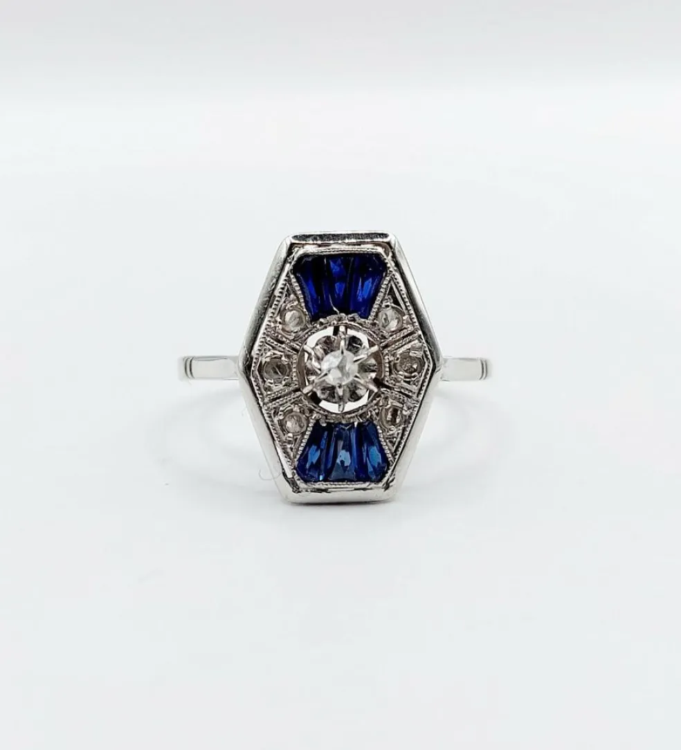 Bague marquise art deco or blanc 18k et platine ornée de diamants taille roses et de saphir calibrés dans une monture géométrique