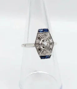 Bague marquise art deco or blanc 18k et platine ornée de diamants taille roses et de saphir calibrés dans une monture géométrique