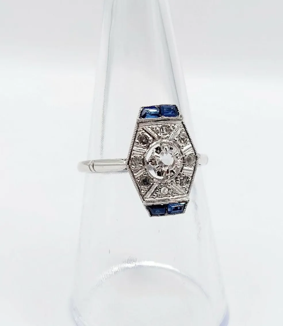 Bague marquise art deco or blanc 18k et platine ornée de diamants taille roses et de saphir calibrés dans une monture géométrique