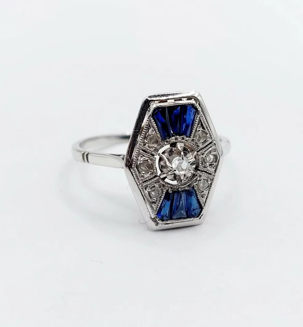 Bague marquise art deco or blanc 18k et platine ornée de diamants taille roses et de saphir calibrés dans une monture géométrique