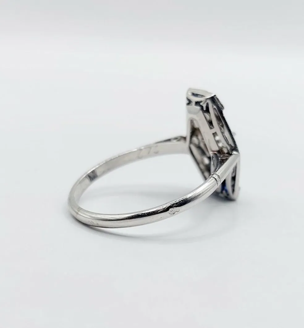 Bague marquise art deco or blanc 18k et platine ornée de diamants taille roses et de saphir calibrés dans une monture géométrique