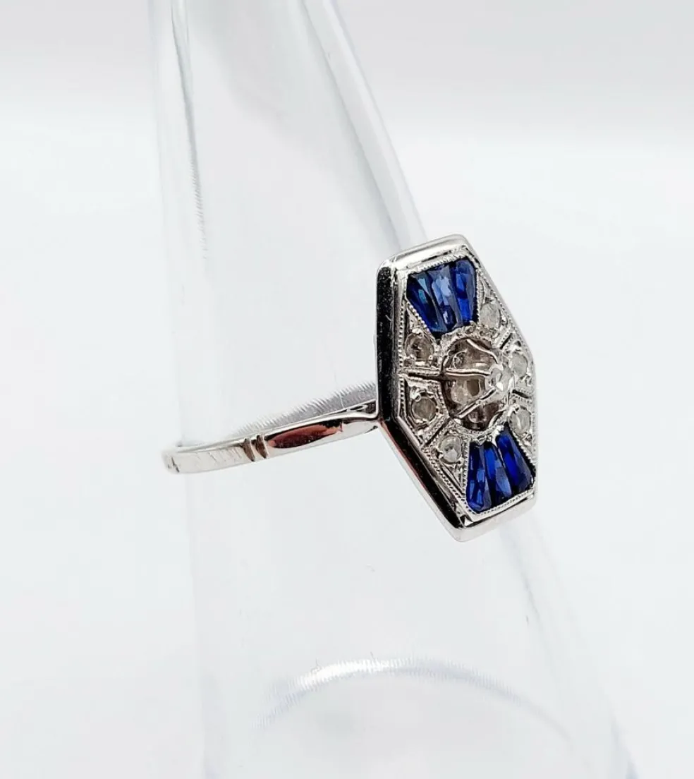 Bague marquise art deco or blanc 18k et platine ornée de diamants taille roses et de saphir calibrés dans une monture géométrique