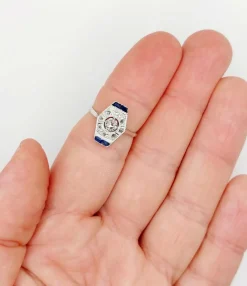Bague marquise art deco or blanc 18k et platine ornée de diamants taille roses et de saphir calibrés dans une monture géométrique